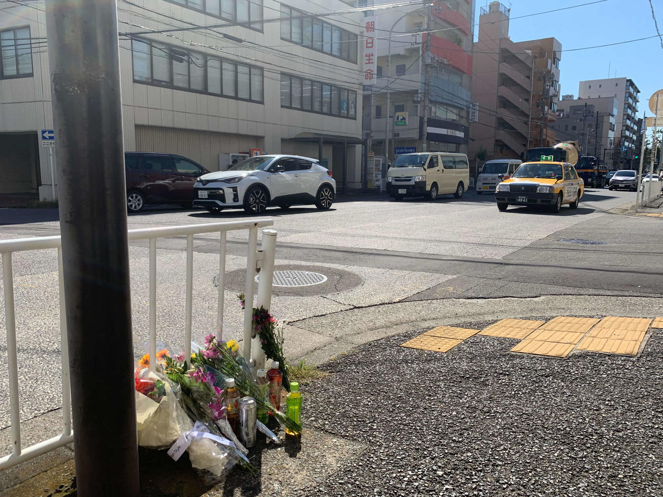 仲本工事さんが乗用車にはねられた横浜市西区の交差点。手前の歩道に献花などが置かれた（撮影・松尾幸之介）
