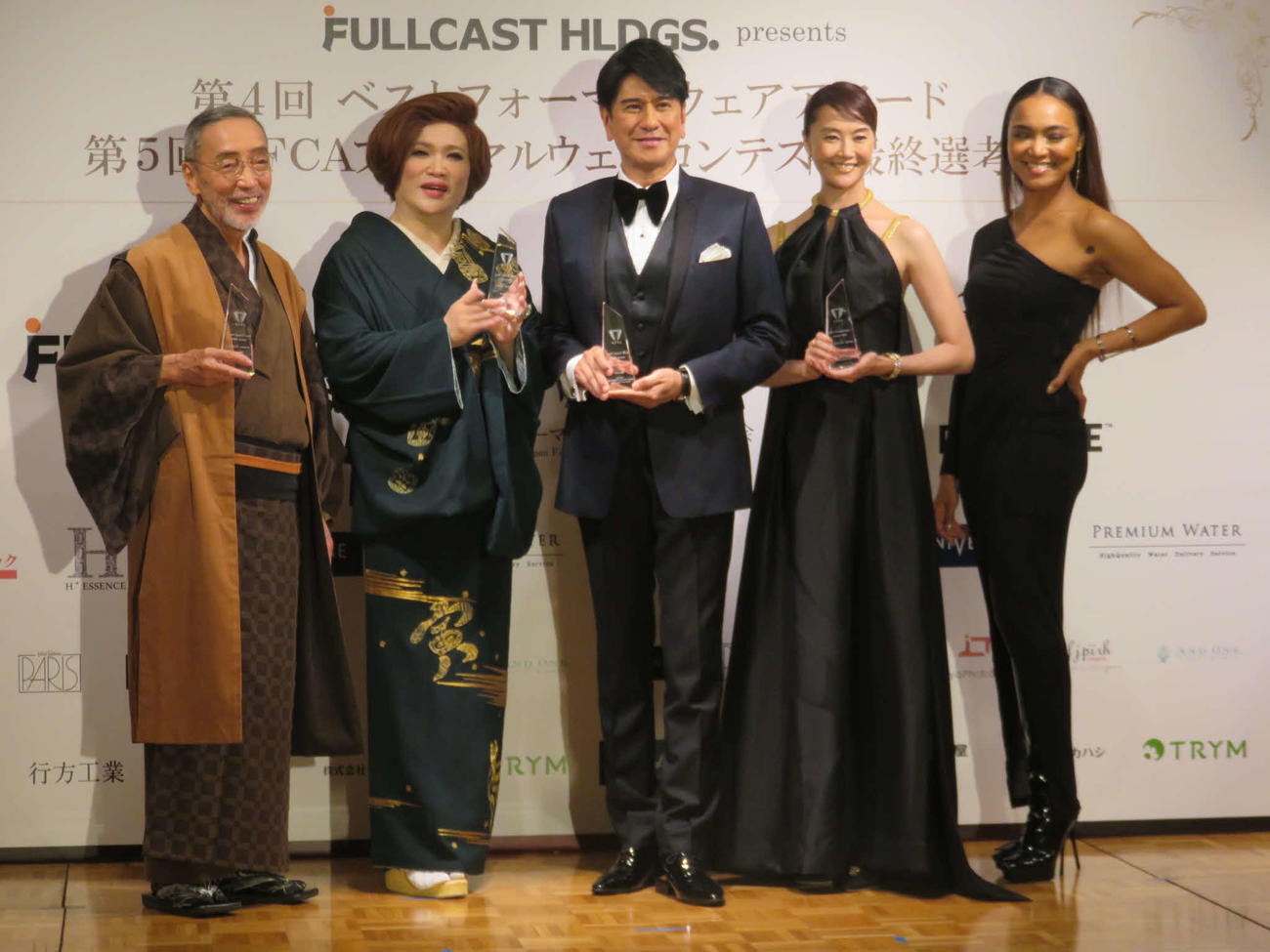 ベストフォーマルウェアアワードを受賞した、左からテリー伊藤、IKKO、川崎麻世、観月ありさ、特別審査員のCrystal Kay