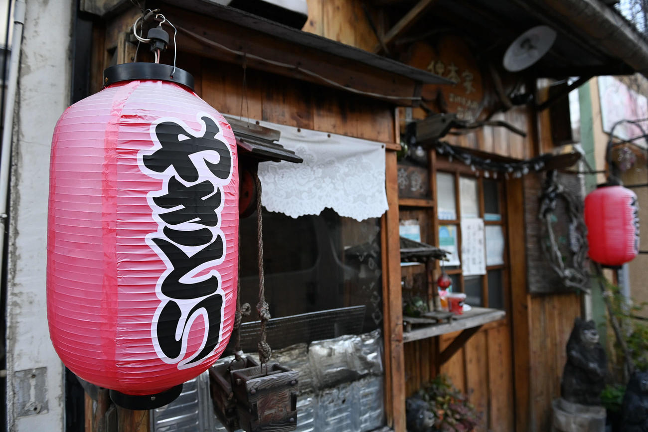 仲本工事さんが営んでいた飲食店はひっそりと静まりかえっていた（撮影・山崎安昭）