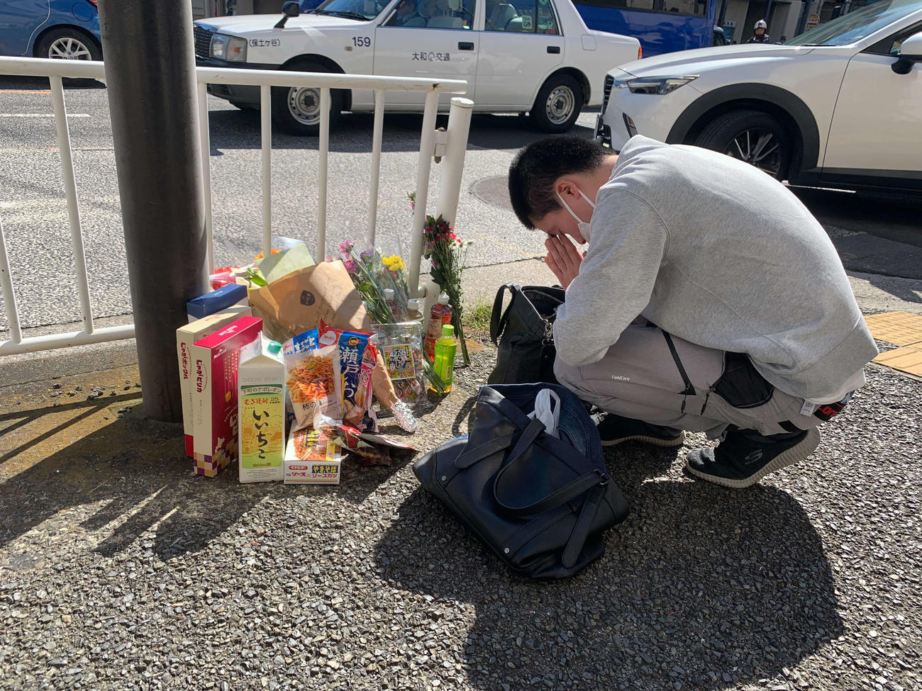 仲本工事さんが乗用車にはねられた横浜市西区の交差点で手を合わせるファン（撮影・松尾幸之介）