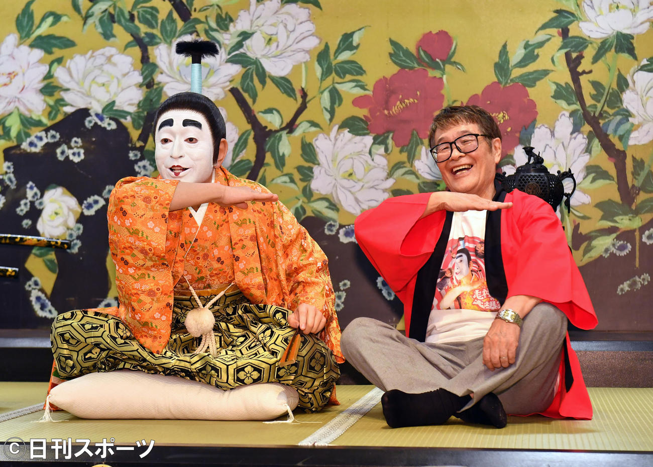 「志村けんの大爆笑展」で、バカ殿様人形と仲良くアイーンをする仲本工事さん（2021年10月撮影）