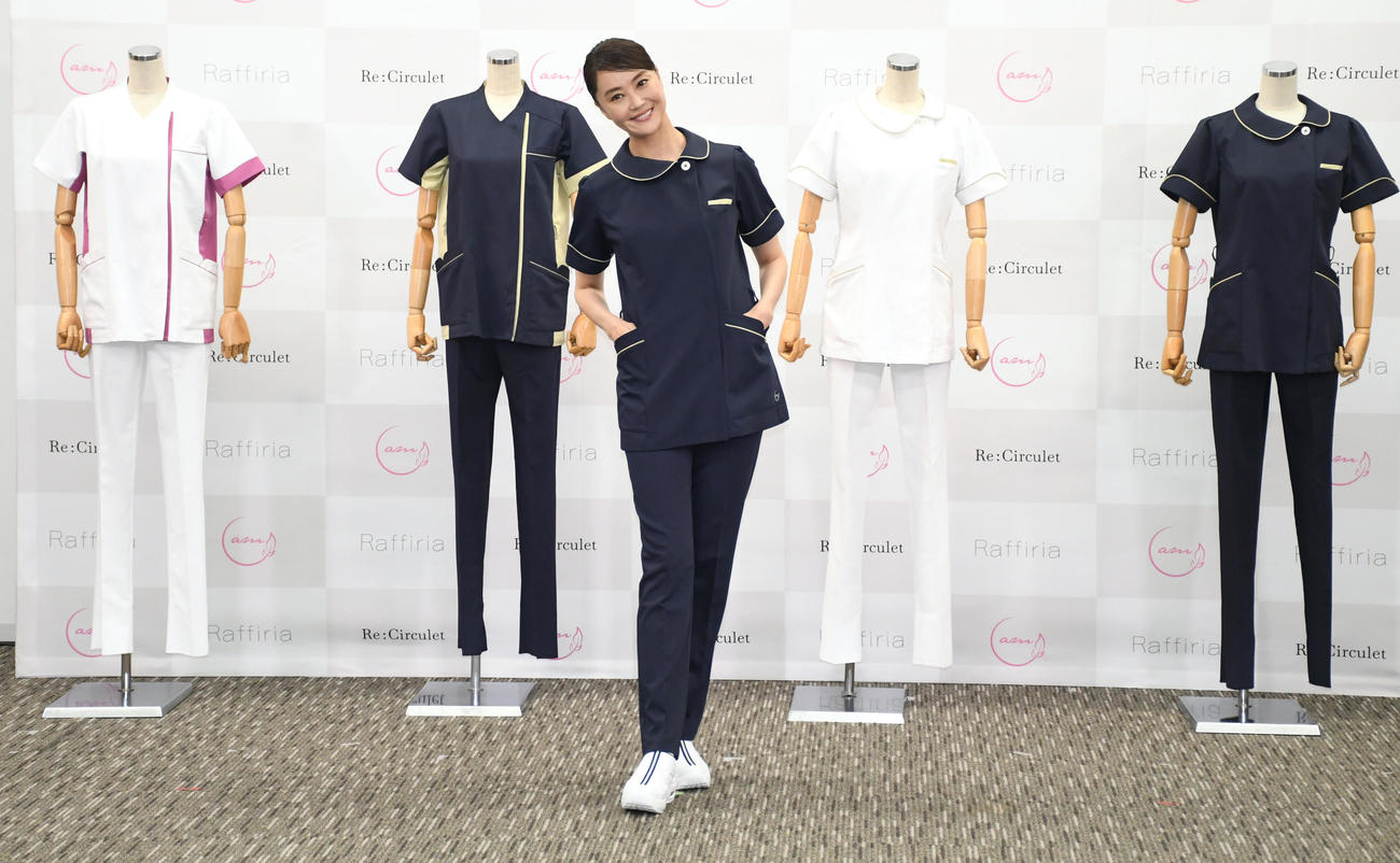「観月ありさ×ラフィーリア×リサーキュレット　コラボレーション商品発表会」で自らプロデュースしたメディカルウエアをお披露目した観月ありさ（撮影・大友陽平）