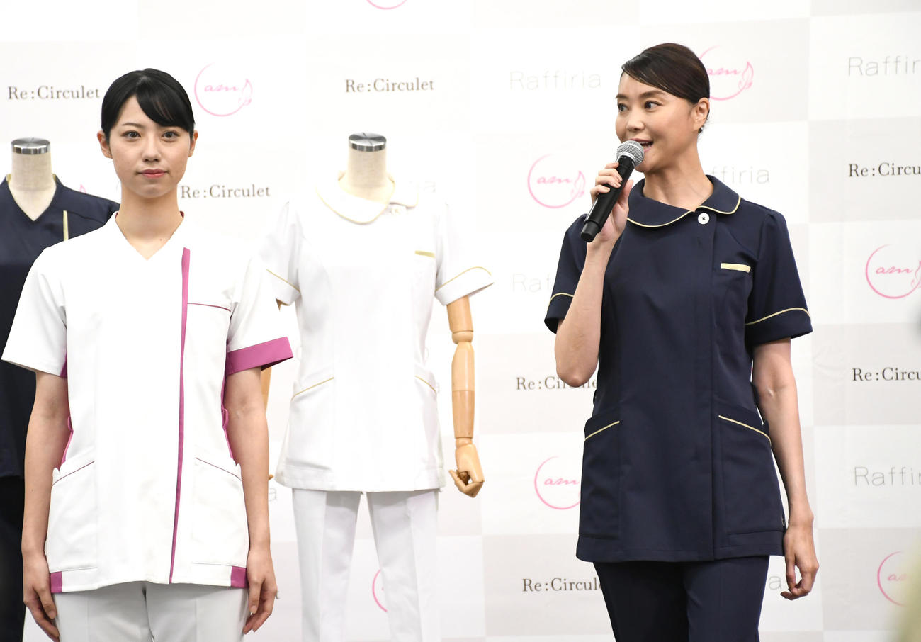 「観月ありさ×ラフィーリア×リサーキュレット　コラボレーション商品発表会」で自らプロデュースしたメディカルウエアに身を包む観月ありさ（右）（撮影・大友陽平）