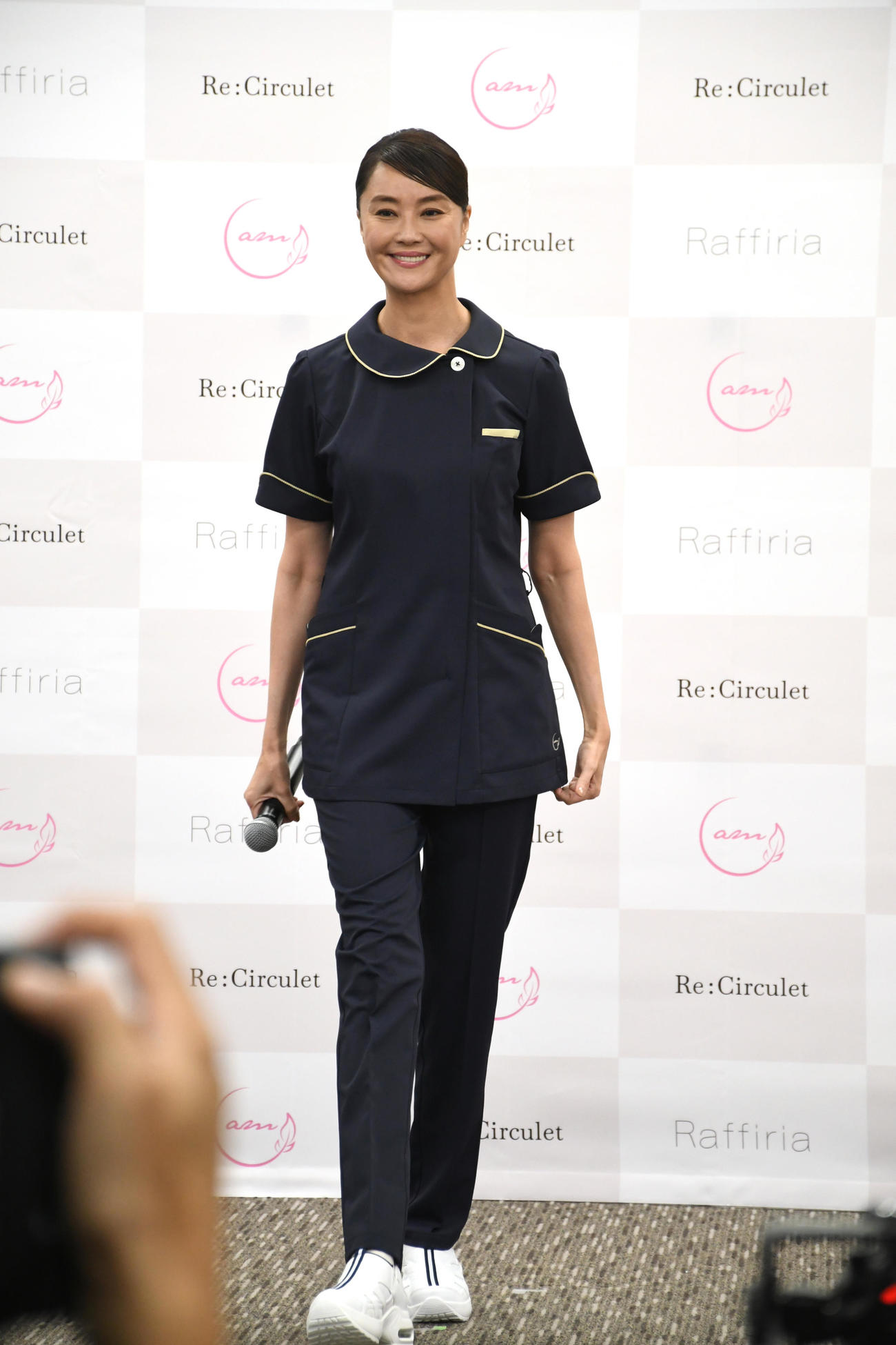 「観月ありさ×ラフィーリア×リサーキュレット　コラボレーション商品発表会」で自らプロデュースしたメディカルウエアに身を包む観月ありさ（撮影・大友陽平）
