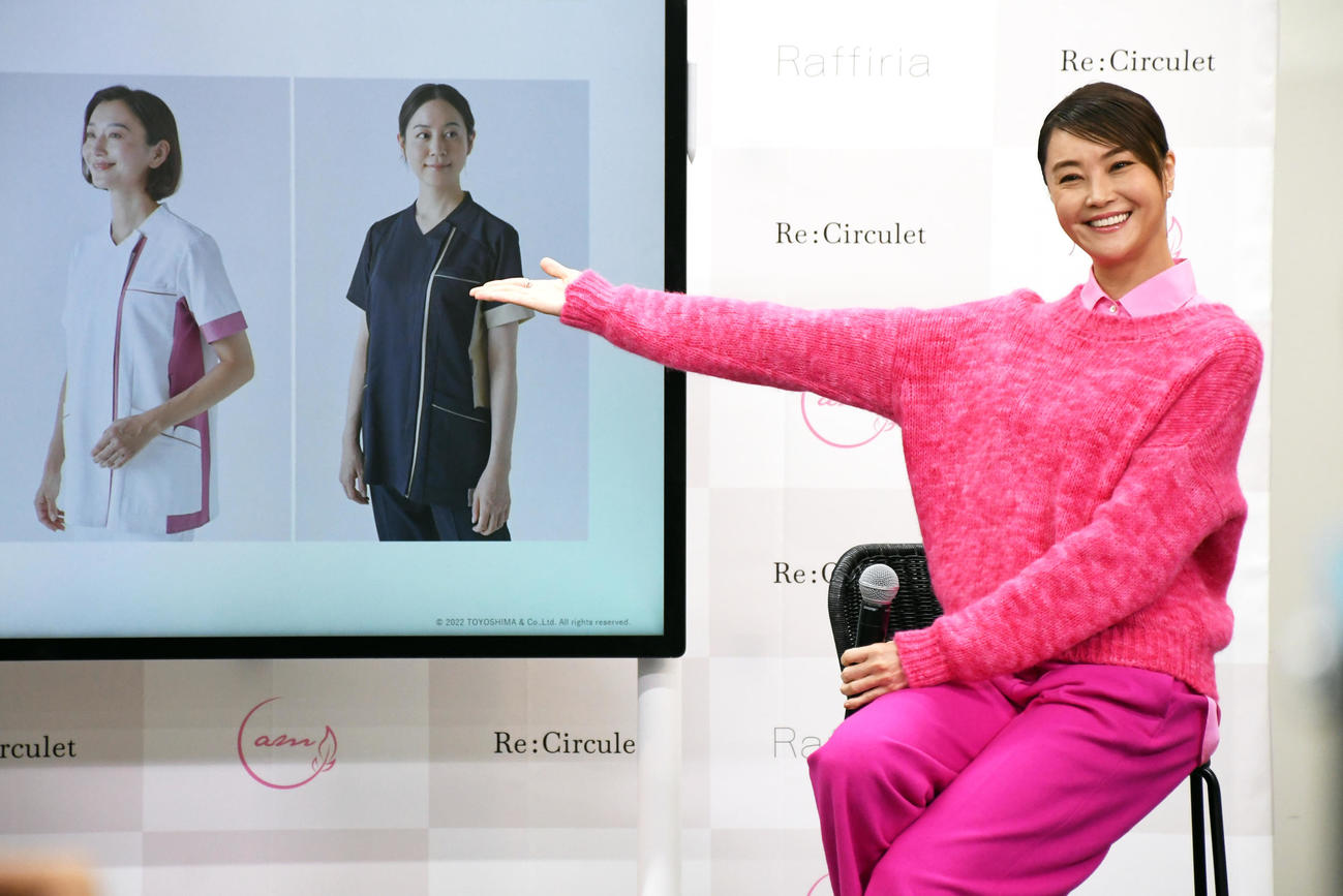 「観月ありさ×ラフィーリア×リサーキュレット　コラボレーション商品発表会」で自らプロデュースしたメディカルウエアを紹介する観月ありさ（撮影・大友陽平）