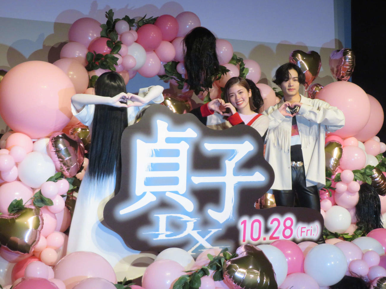 映画「貞子DX」公開直前イベントに出席した、左から貞子、小芝風花、川村壱馬（撮影・村上幸将）