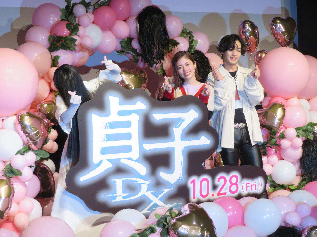 映画「貞子DX」公開直前イベントに出席した、左から貞子、小芝風花、川村壱馬（撮影・村上幸将）