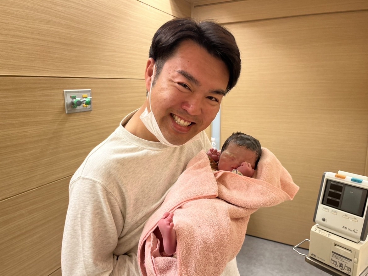 第1子女児を笑顔で抱くフォーリンラブ・ハジメ