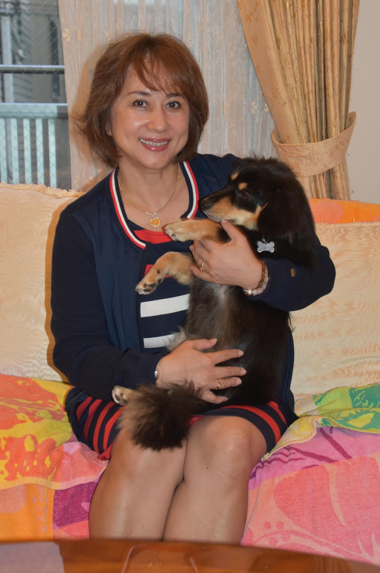 自宅で愛犬とくつろぐ渡部絵美（2017年10月撮影）