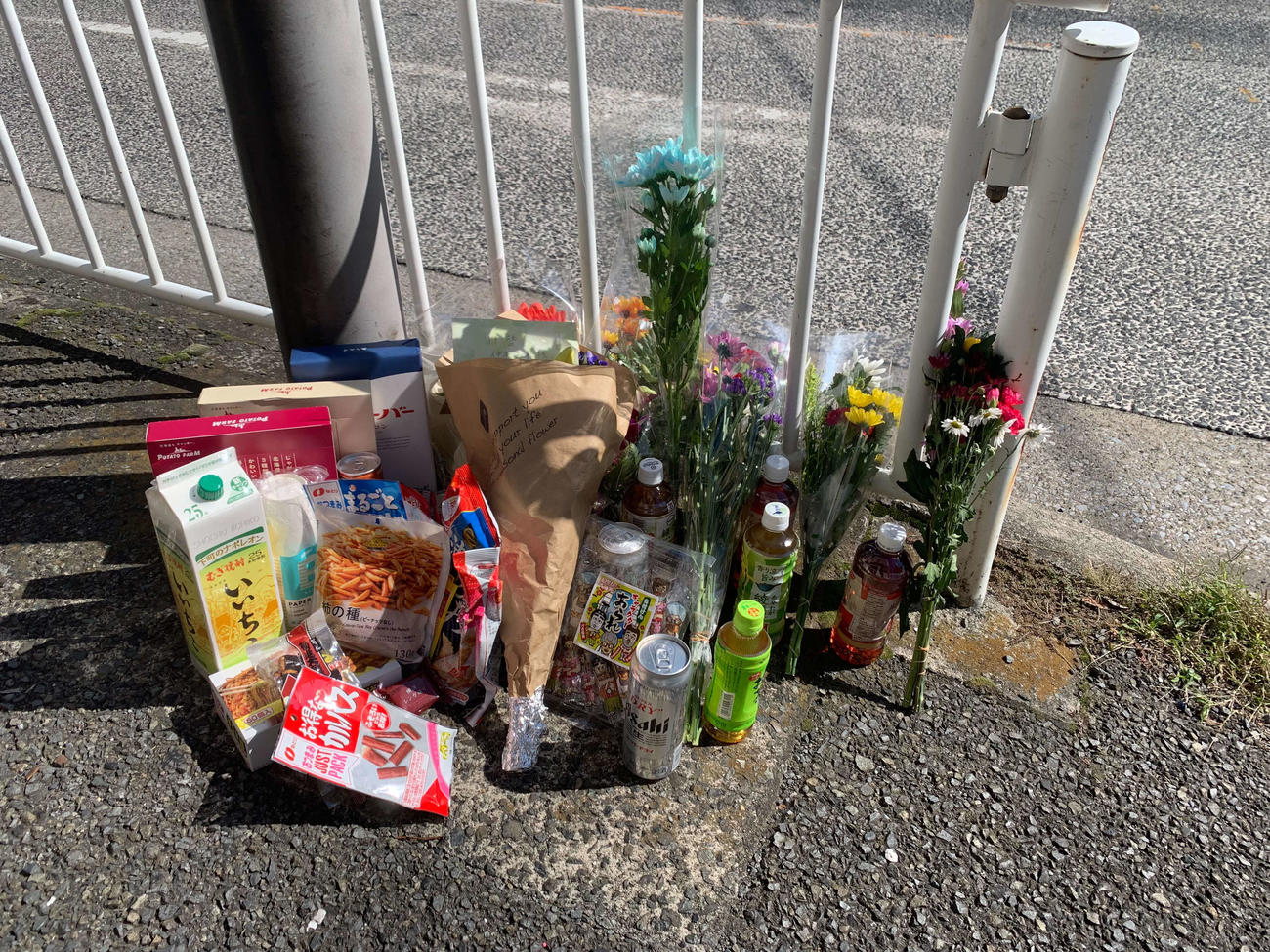 仲本工事さんが乗用車にはねられた横浜市西区の交差点にはお花やお酒などが置かれていた（2022年10月20日撮影）