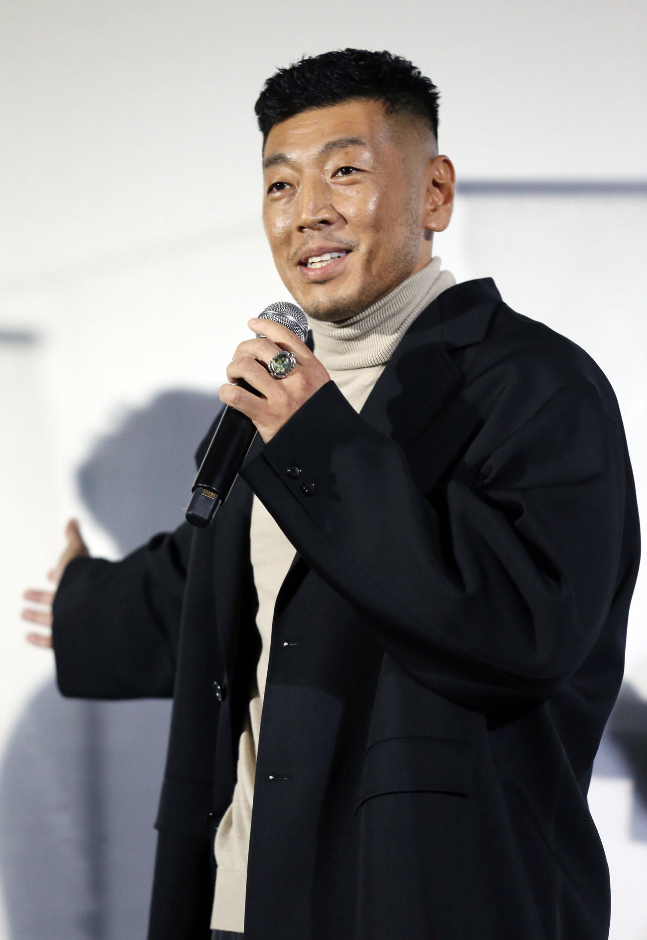 映画「大事なことほど小声でささやく」公開初日舞台あいさつ　締めのあいさつをする映画初主演の後藤剛範（撮影・宮地輝）