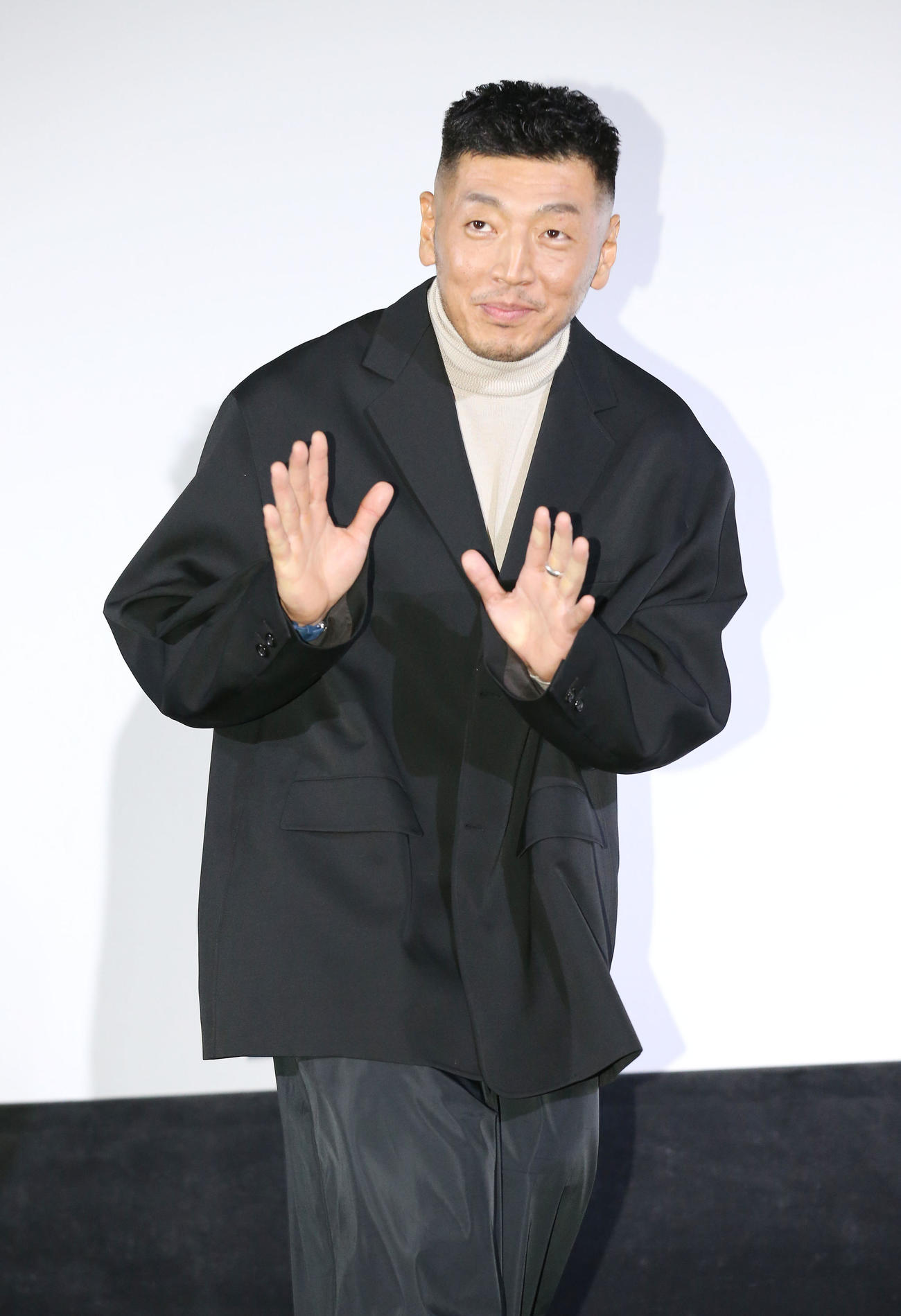 映画「大事なことほど小声でささやく」公開初日舞台あいさつ　笑顔で手を振る後藤剛範（撮影・宮地輝）