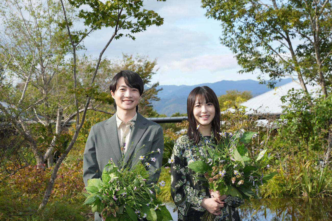 連続テレビ小説「らんまん」に主演する神木隆之介とヒロインを演じる浜辺美波