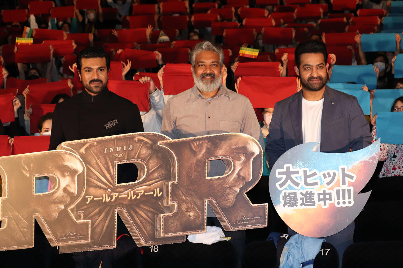 映画「RRR」来日舞台あいさつに登壇した、左からラーム・チャラン、ラージャマウリ監督、NTRJr．（撮影・加藤理沙）