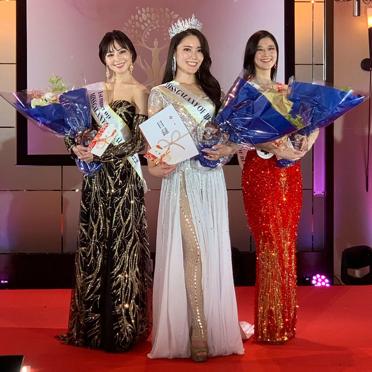 第1回Miss Galaxy of Beauty決勝大会で優勝した計盛麻衣（中央）、準優勝の雪乃しほり、3位の松村美里（敬称略）（撮影・松尾幸之介）