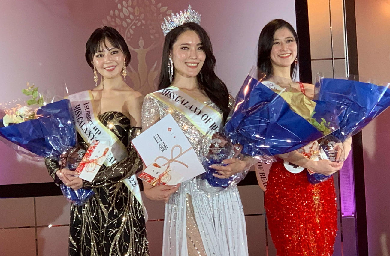 第1回Miss Galaxy of Beauty決勝大会で優勝した計盛麻衣（中央）、準優勝の雪乃しほり、3位の松村美里（敬称略）（撮影・松尾幸之介）
