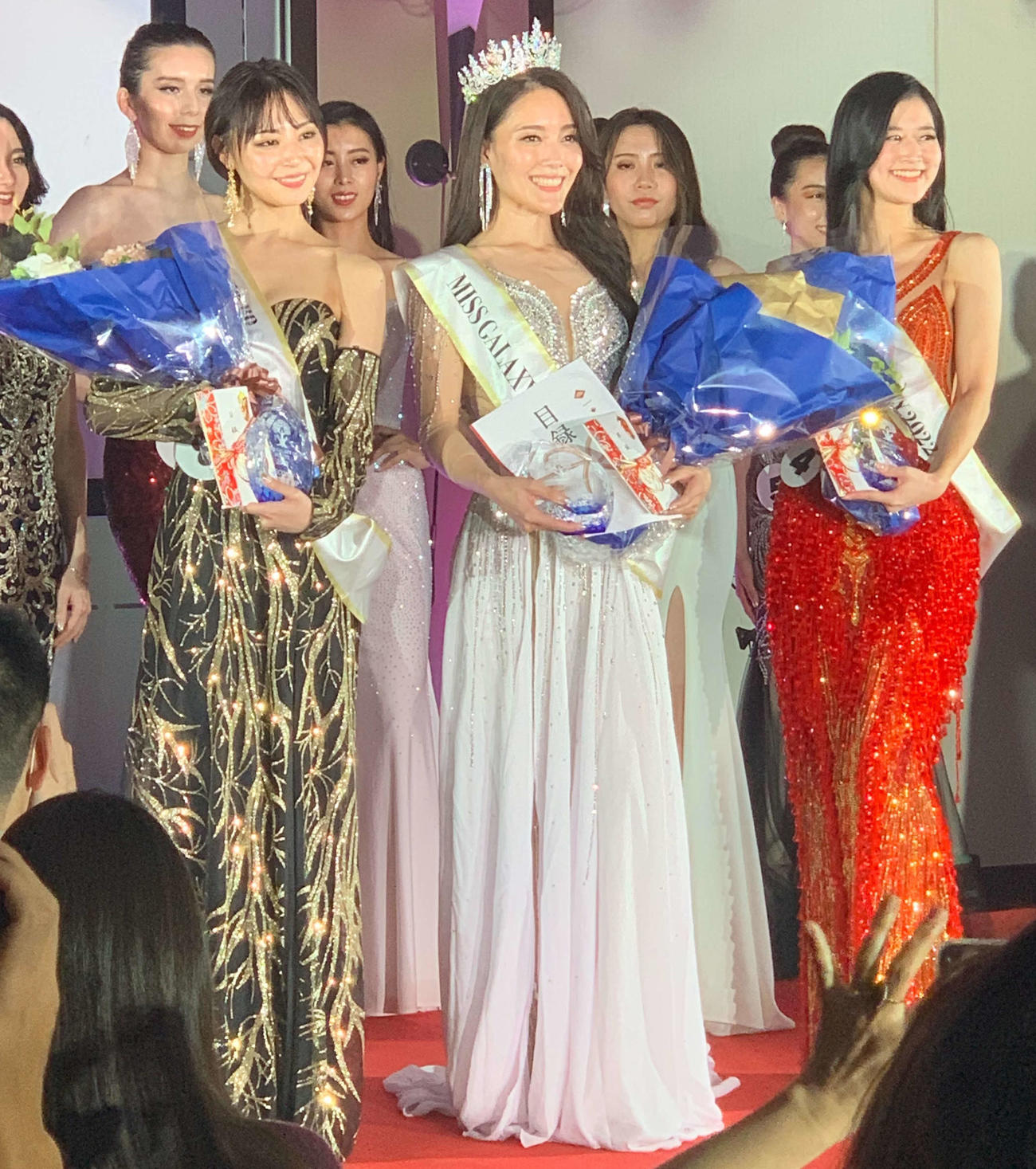 第1回Miss Galaxy of Beauty決勝大会で優勝した計盛麻衣（中央）、準優勝の雪乃しほり、3位の松村美里（敬称略）（撮影・松尾幸之介）