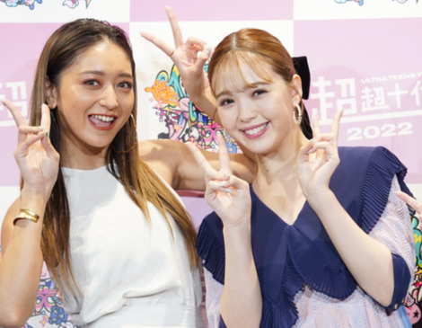 （左から）池田美優、藤田ニコル（2022年3月）