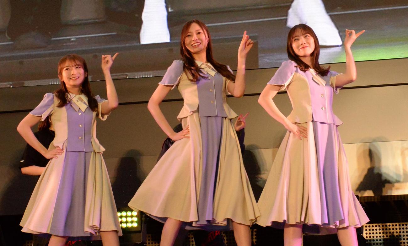 乃木坂46の左から秋元真夏、梅澤美波、田村真佑