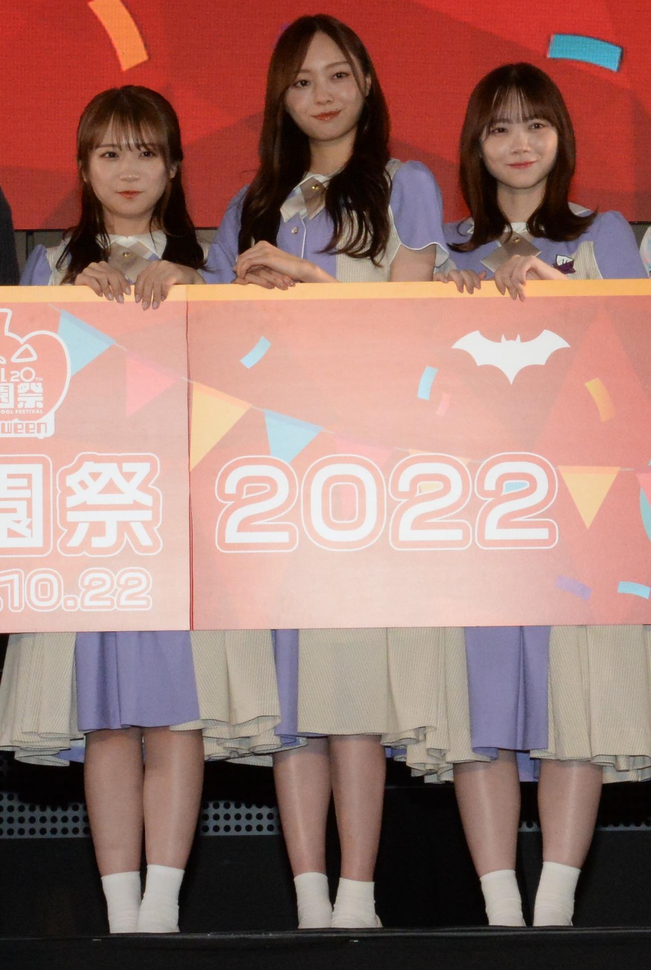 乃木坂46の左から秋元真夏、梅澤美波、田村真佑