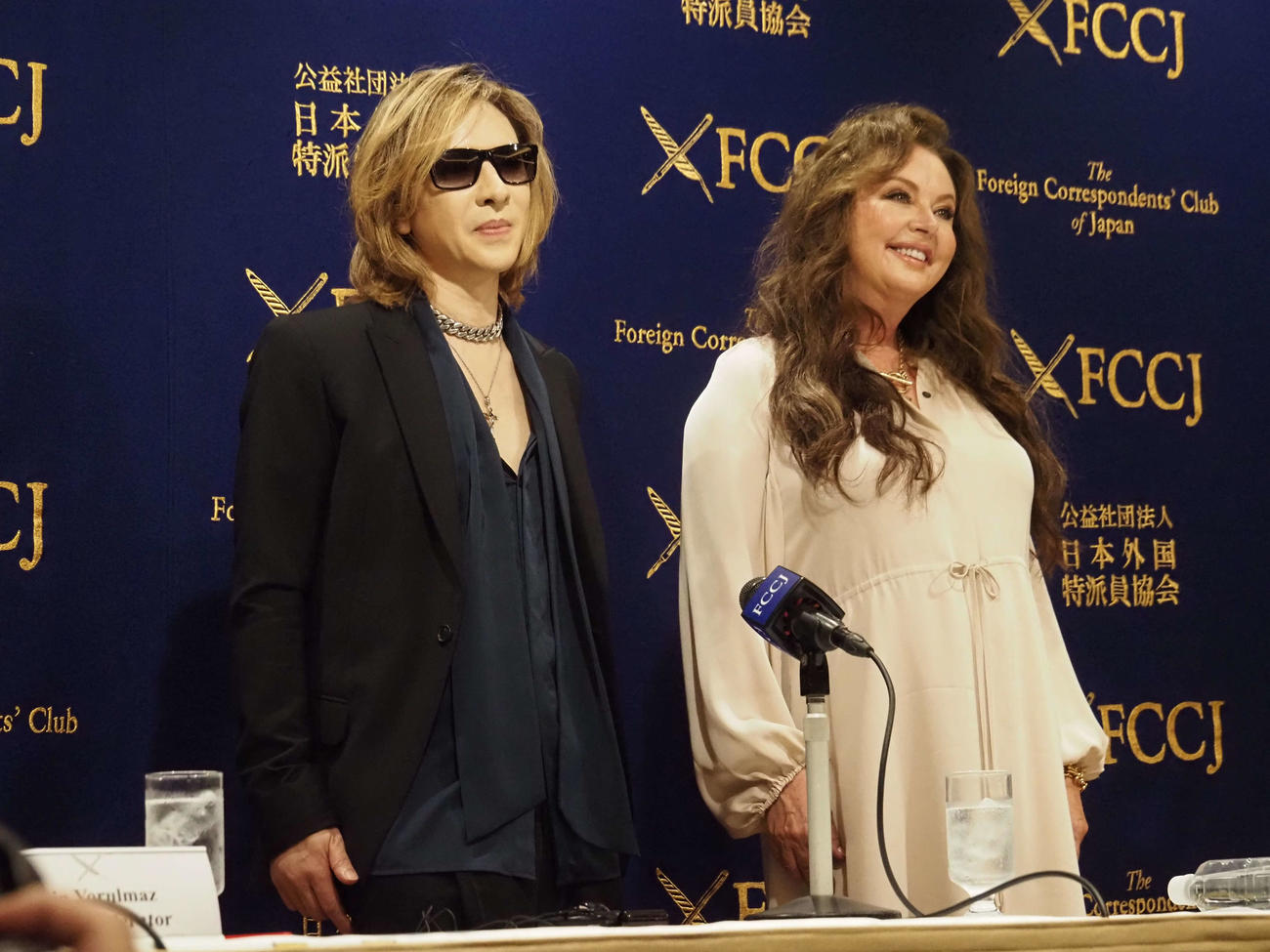 サラ・ブライトマン（右）とYOSHIKI（22年6月撮影）