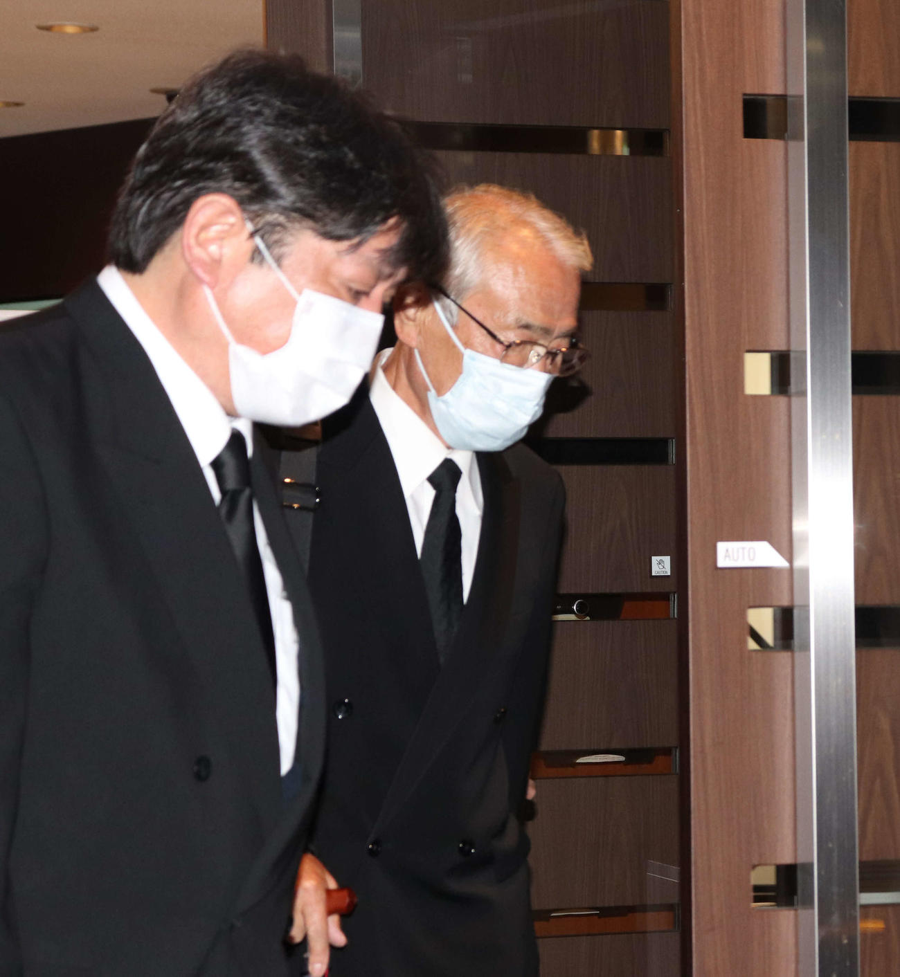 都内の斎場を後にする、志村けんさんの兄知之さん（右）（撮影・加藤理沙）