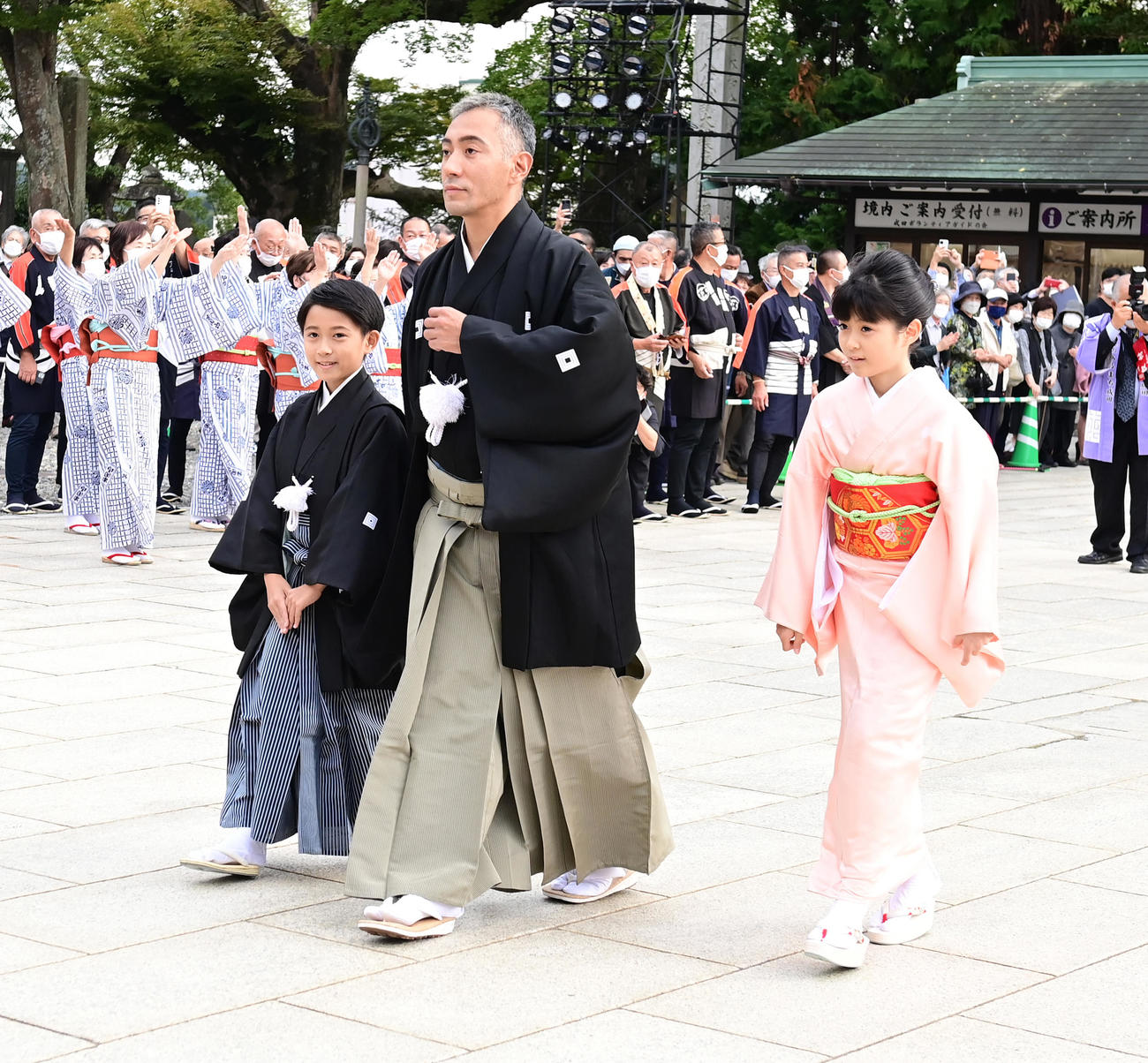 第13代目市川團十郎白猿襲名披露・八代目市川新之助初舞台「襲名奉告参拝」に臨む、左から長男の堀越勸玄くん、市川海老蔵、長女の市川ぼたん（撮影・小沢裕）　
