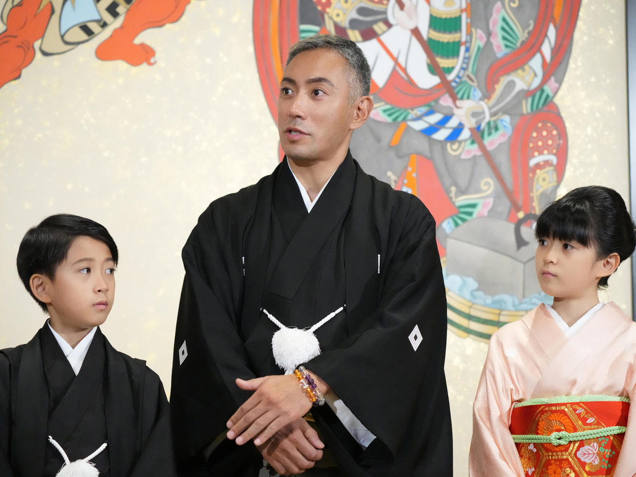 第13代目市川團十郎白猿襲名披露・八代目市川新之助初舞台「襲名奉告参拝」に臨み囲み会見する、左から長男の堀越勸玄くん、市川海老蔵、長女の市川ぼたん（撮影・小沢裕）　