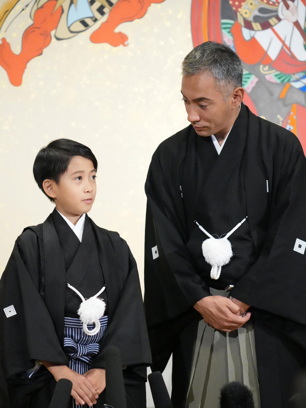 第13代目市川團十郎白猿襲名披露・八代目市川新之助初舞台「襲名奉告参拝」に臨み囲み会見する長男の堀越勸玄くんを見つめる市川海老蔵（撮影・小沢裕）　