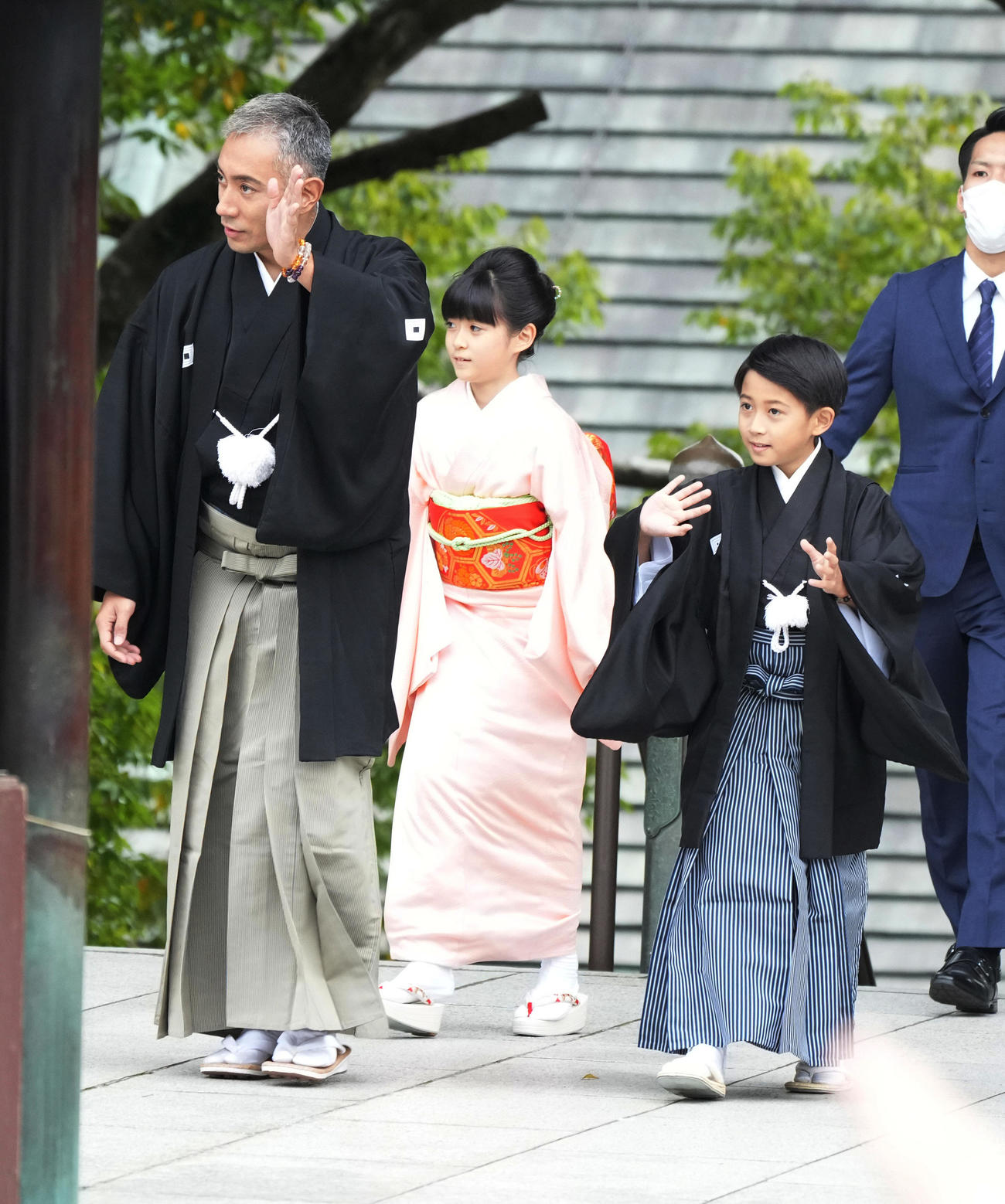 第13代目市川團十郎白猿襲名披露・八代目市川新之助初舞台「襲名奉告参拝」で詰め掛けた参拝客に手を振る、左から市川海老蔵、長男の堀越勸玄くん、長女の市川ぼたん（撮影・小沢裕）　