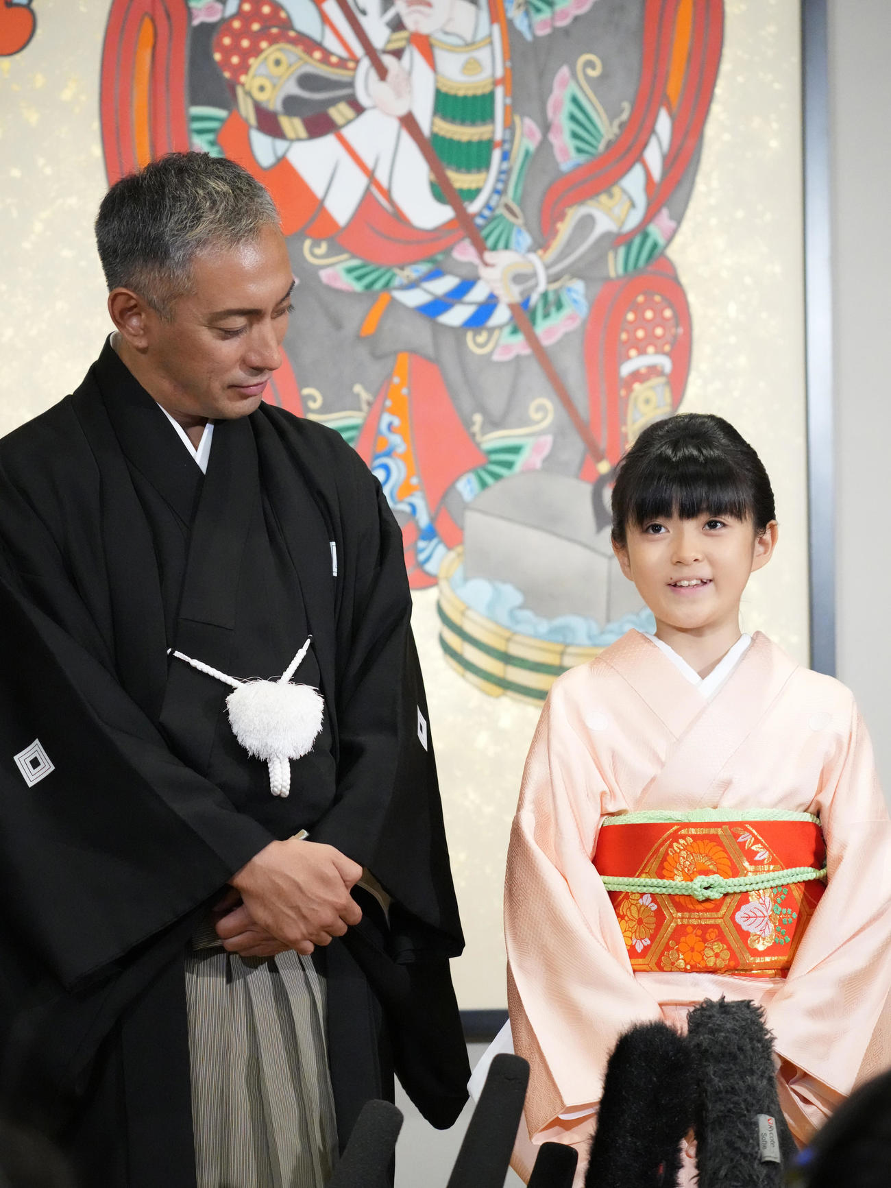 第13代目市川團十郎白猿襲名披露・八代目市川新之助初舞台「襲名奉告参拝」に臨み囲み会見する長女の市川ぼたん（右）を見つめる市川海老蔵（撮影・小沢裕）　