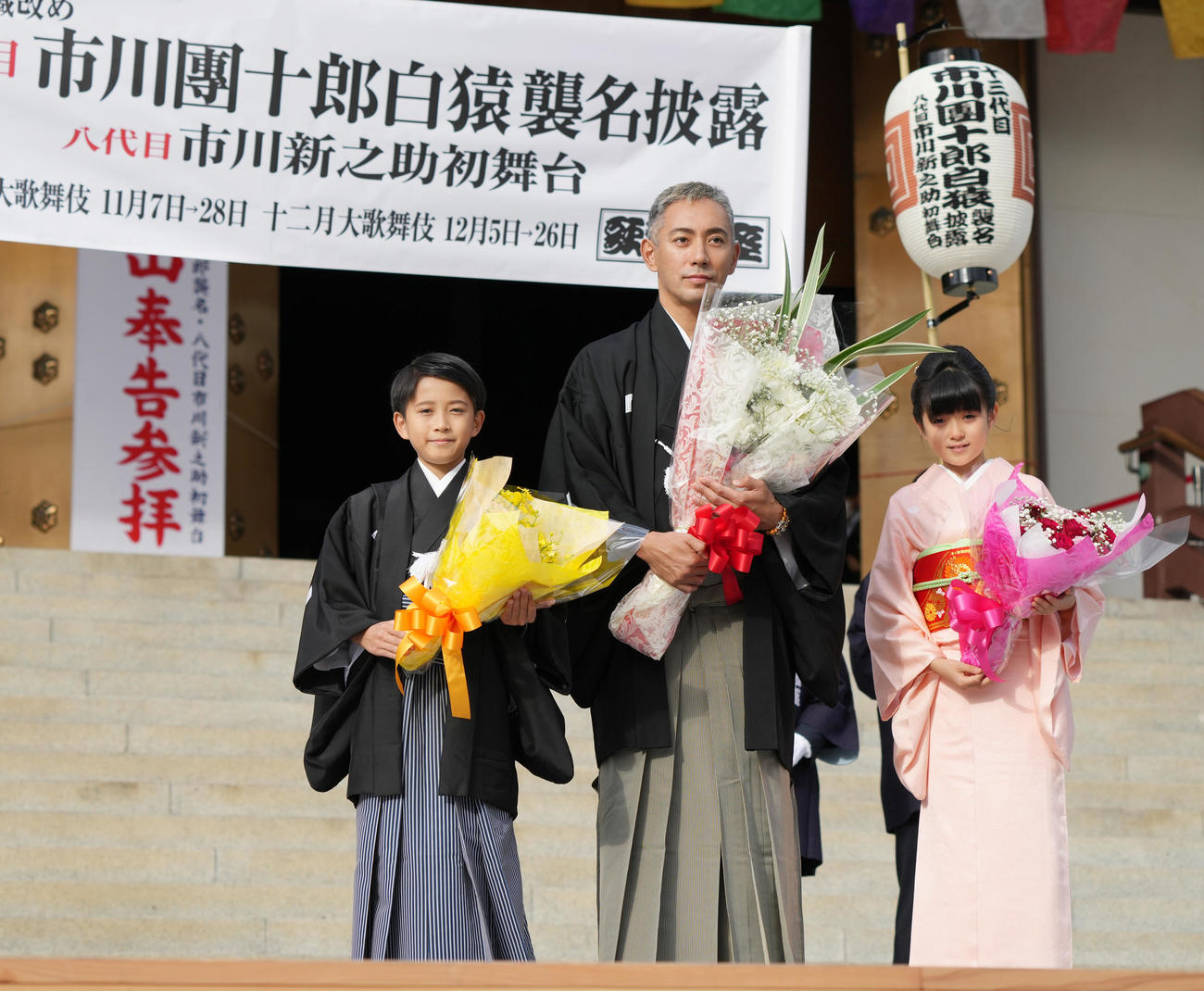 第13代目市川團十郎白猿襲名披露・八代目市川新之助初舞台「襲名奉告参拝」に臨む、左から長男の堀越勸玄くん、市川海老蔵、市川ぼたん（撮影・小沢裕）　