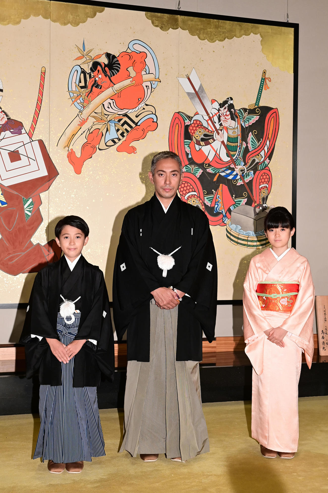 第13代目市川團十郎白猿襲名披露・8代目市川新之助初舞台「襲名奉告参拝」に臨み囲み会見する、左から長男の堀越勸玄くん、市川海老蔵、長女の市川ぼたん（撮影・小沢裕）　