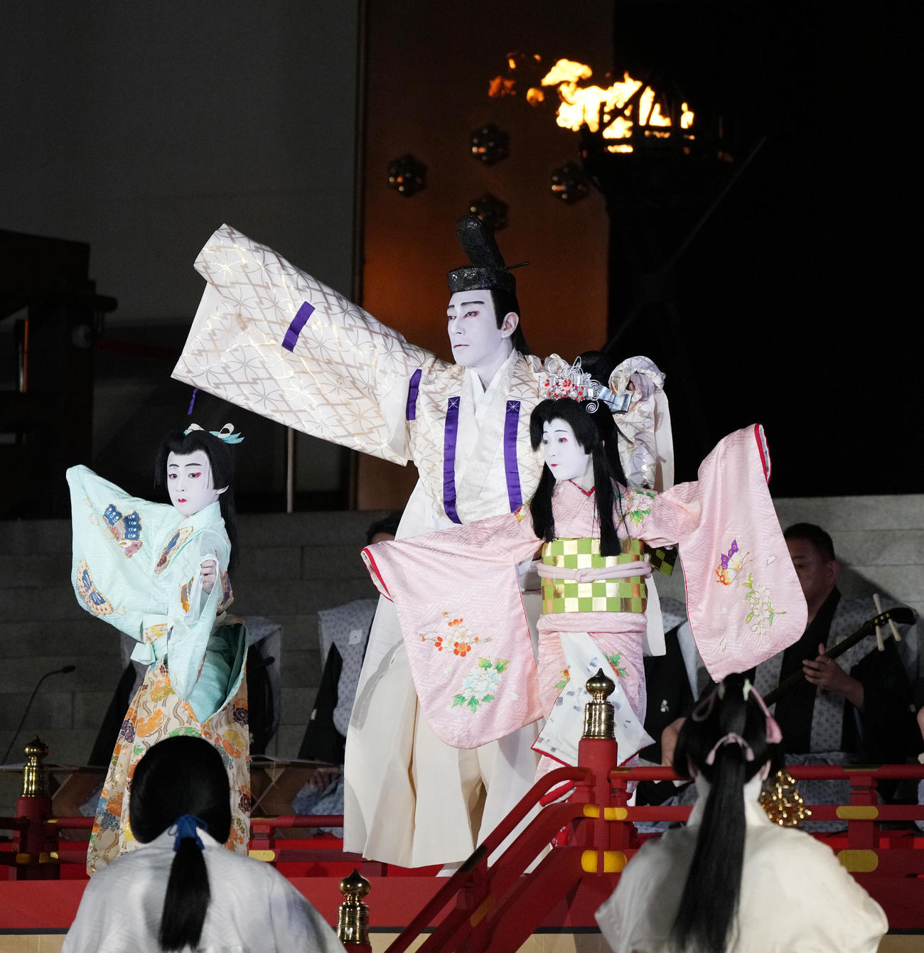 第13代目市川團十郎白猿襲名披露・8代目市川新之助初舞台「襲名奉告参拝」で奉納歌舞伎を披露する、左から長男の堀越勸玄くん、市川海老蔵、長女の市川ぼたん（舞台制作・松竹、撮影・小沢裕）　