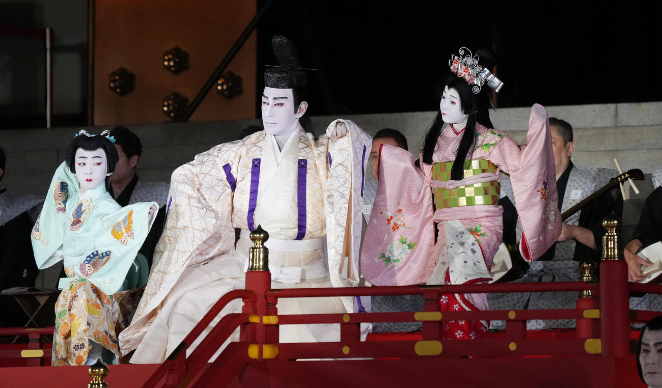 第13代目市川團十郎白猿襲名披露・八代目市川新之助初舞台「襲名奉告参拝」で奉納歌舞伎を披露する、左から長男の堀越勸玄くん、市川海老蔵、長女の市川ぼたん（舞台制作・松竹、撮影・小沢裕）　