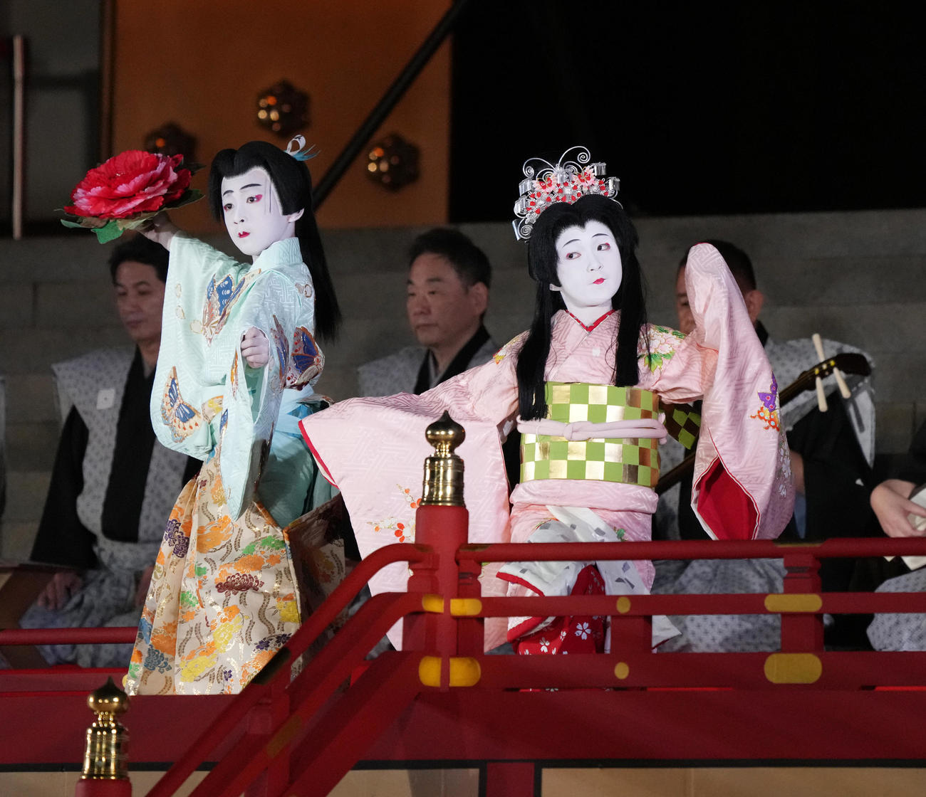 第13代目市川團十郎白猿襲名披露・八代目市川新之助初舞台「襲名奉告参拝」で奉納歌舞伎を披露する、左から市川海老蔵の長男の堀越勸玄くん（左）と長女の市川ぼたん（舞台制作・松竹、撮影・小沢裕）　