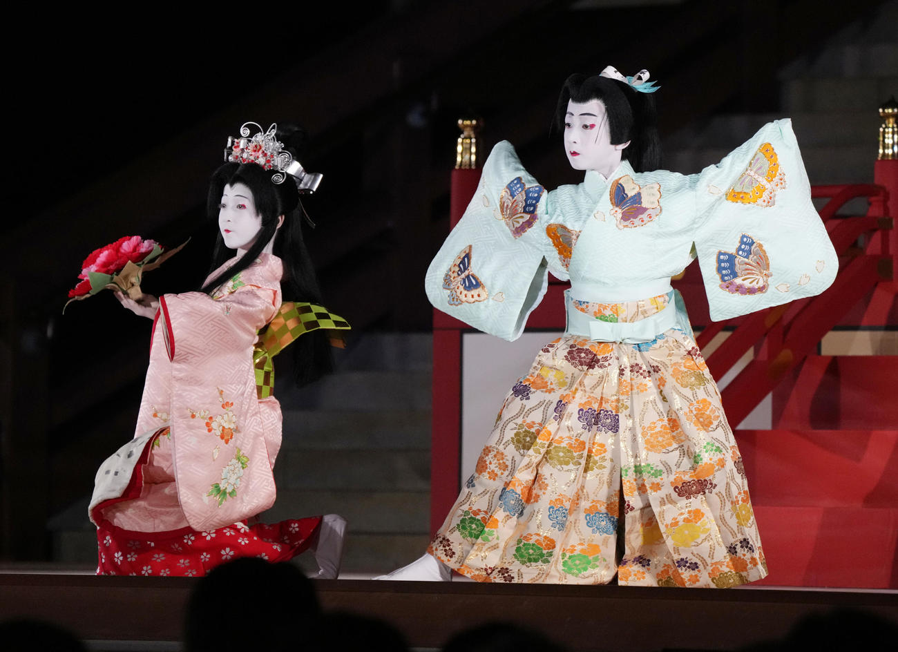 第13代目市川團十郎白猿襲名披露・八代目市川新之助初舞台「襲名奉告参拝」で奉納歌舞伎を披露する、市川海老蔵の長女の市川ぼたん（左）と長男の堀越勸玄くん（舞台制作・松竹、撮影・小沢裕）　