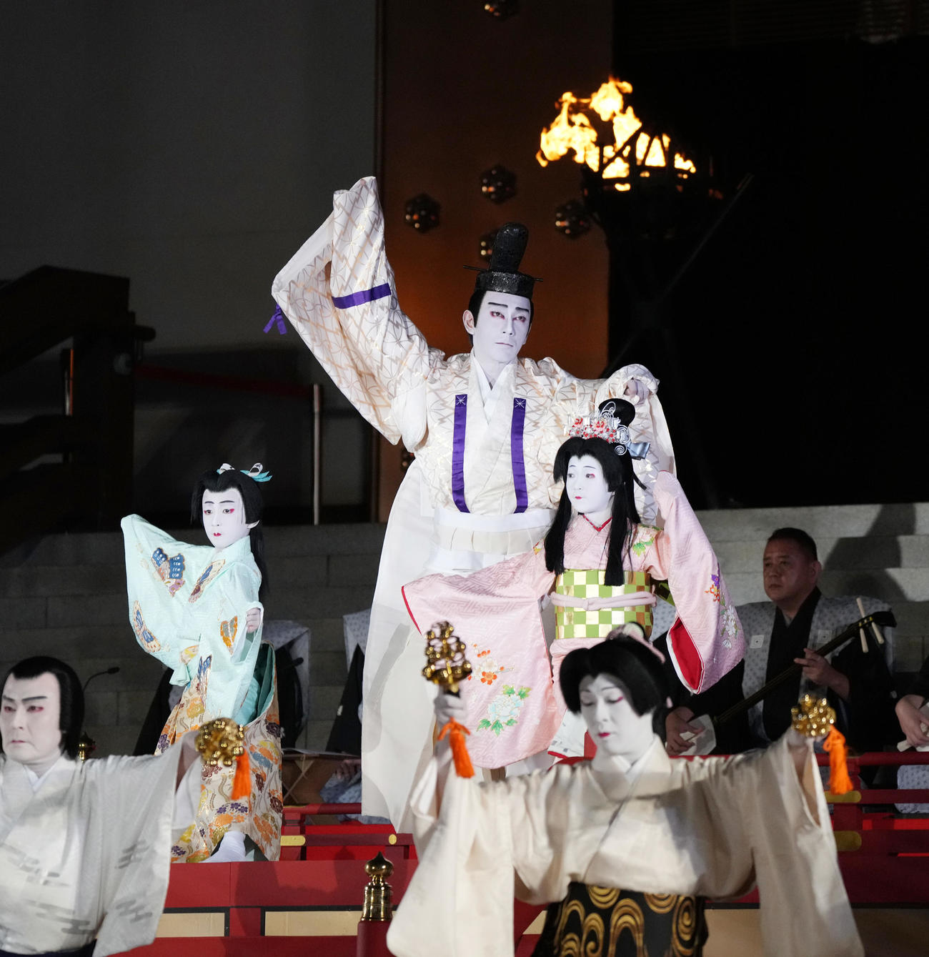 第13代目市川團十郎白猿襲名披露・八代目市川新之助初舞台「襲名奉告参拝」で奉納歌舞伎を披露する、左から長男の堀越勸玄くん、市川海老蔵、長女の市川ぼたん（舞台制作・松竹、撮影・小沢裕）　