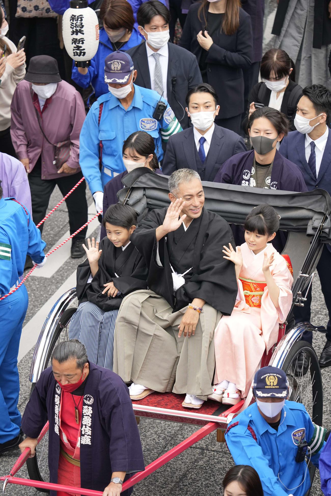 成田山新勝寺へ続く参道で、人力車に乗りお練りを行った、左から堀越勸玄君、市川海老蔵、市川ぼたん（C）松竹