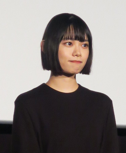 アニメ映画「ぼくらのよあけ」公開記念舞台あいさつに登場した杉咲花