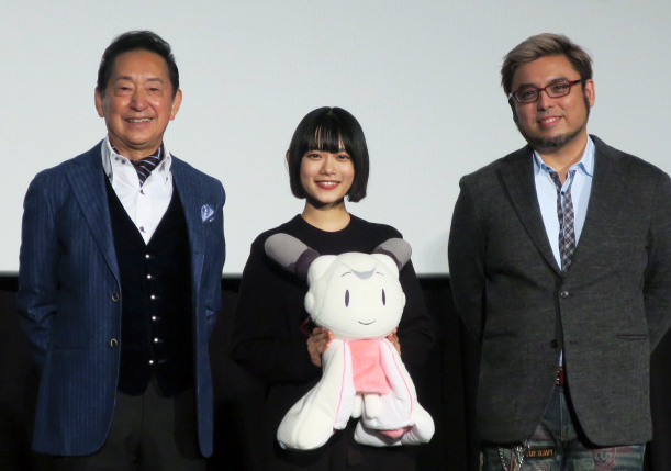 アニメ映画「ぼくらのよあけ」公開記念舞台あいさつで。左から、毛利衛さん、杉咲花、黒川智之監督