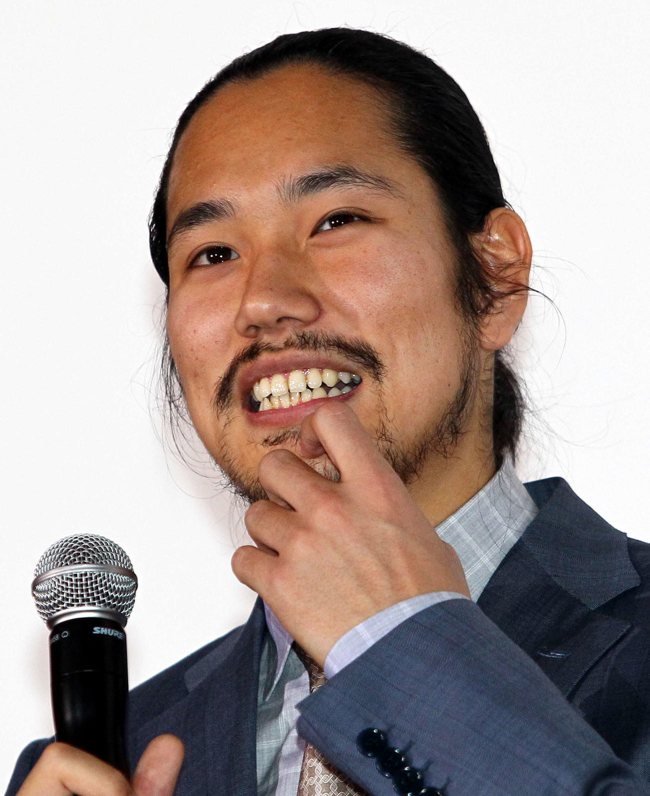 映画「僕達急行　A列車で行こう」の舞台あいさつで亡くなった森田芳光監督との思い出を話す松山ケンイチ（2012年3月撮影）