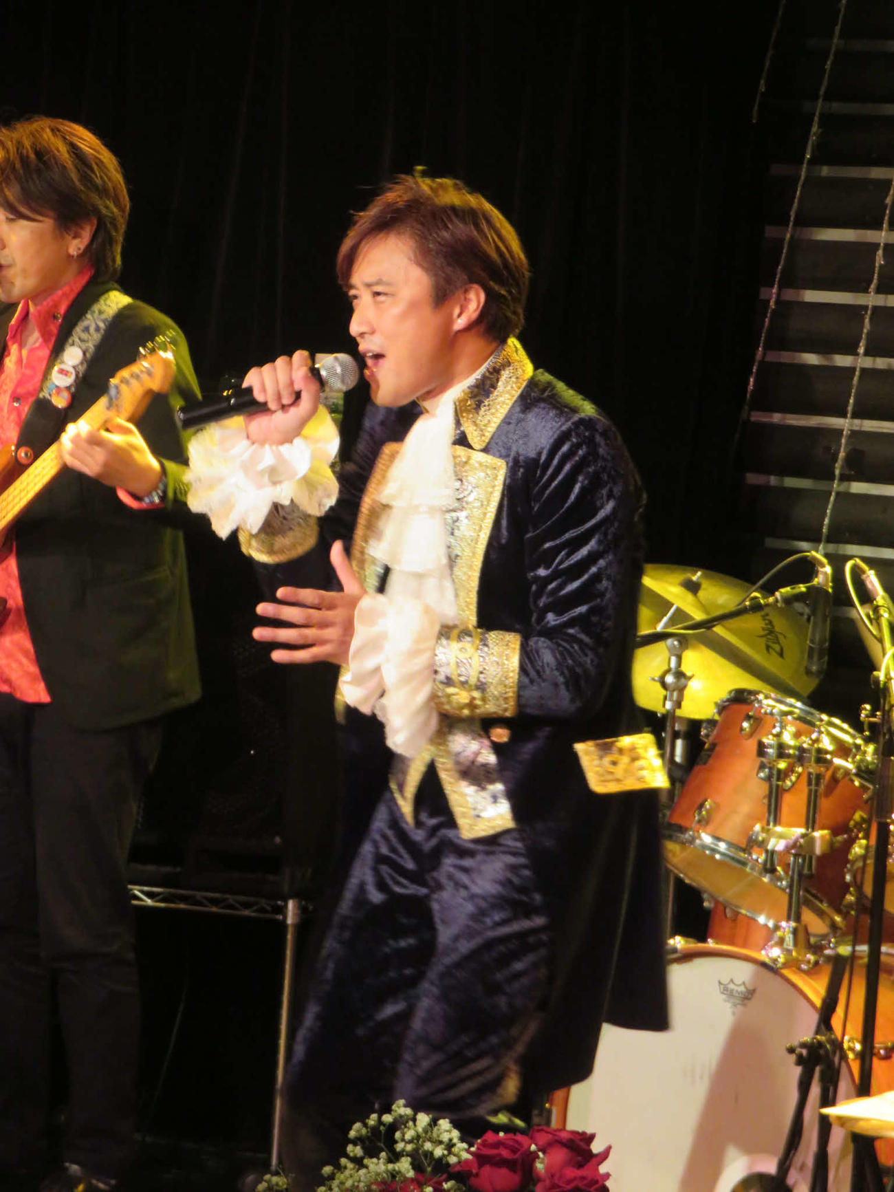 アイドルのような衣装で熱唱するケニー大倉
