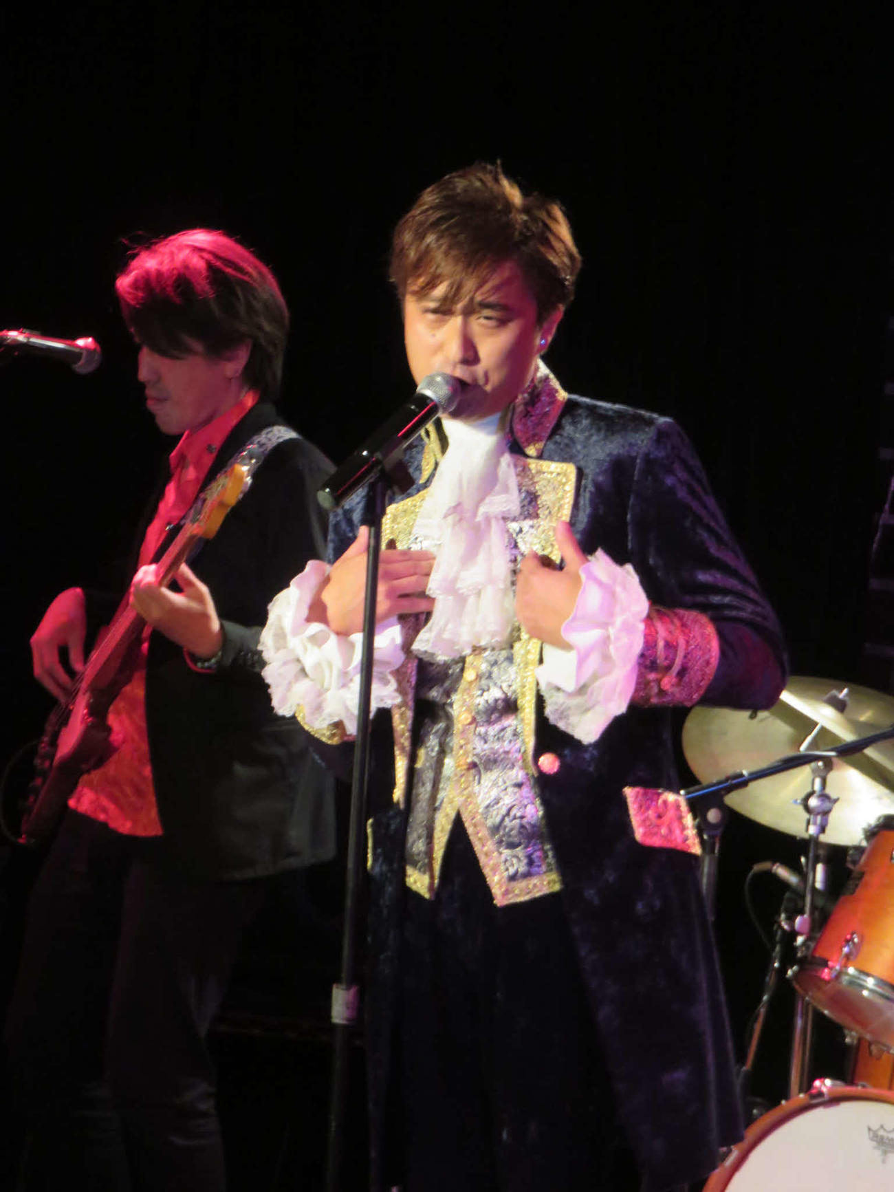 アイドルのような衣装で熱唱するケニー大倉