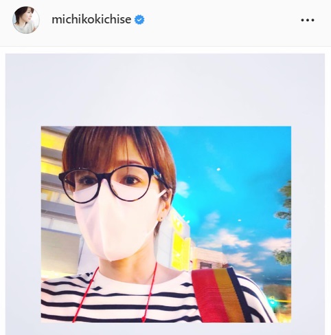 メガネにマスク姿の吉瀬美智子（吉瀬美智子のインスタグラムより）
