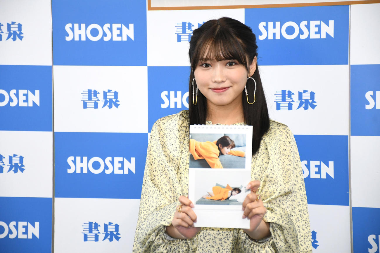 カレンダー発売イベントでお気に入りカットを披露する古田愛理（撮影・大友陽平）