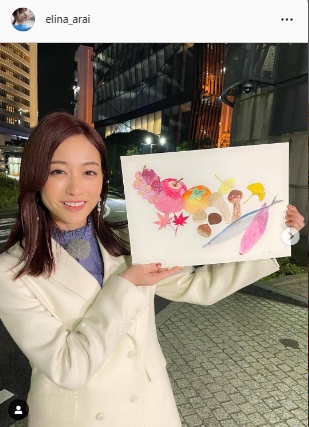 「秋の味覚」を描いた絵を披露する新井恵理那アナ（新井恵理那アナのインスタグラムより）