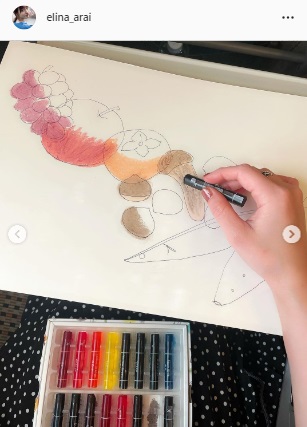 クレヨンで絵に色を塗る新井恵理那アナ（新井恵理那アナのインスタグラムより）