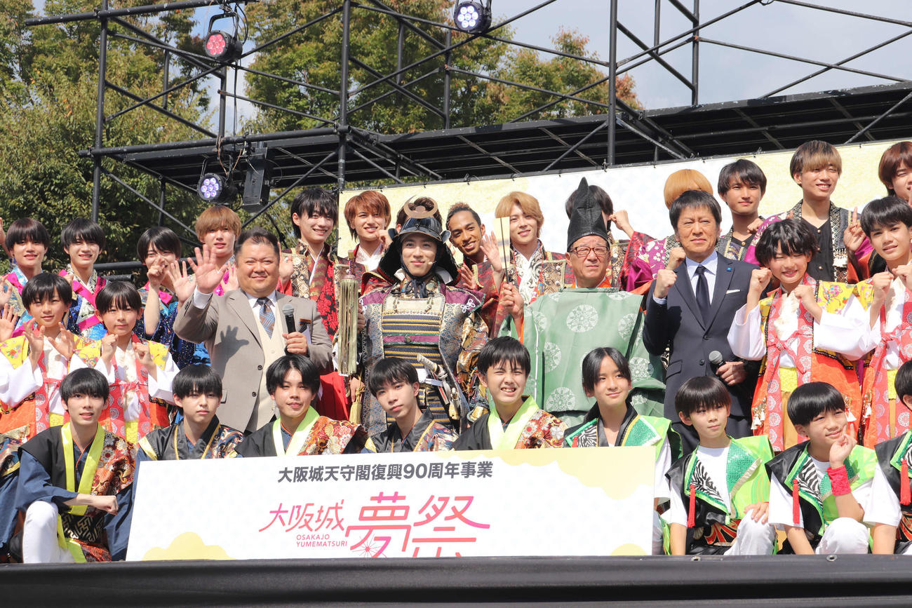 「大阪城夢祭」の千秋楽イベントに登壇した、写真中央左から小杉竜一、村上信五、松井一郎大阪市長、吉田敬。周りは村上との大名行列に参加した関西ジャニーズJr．