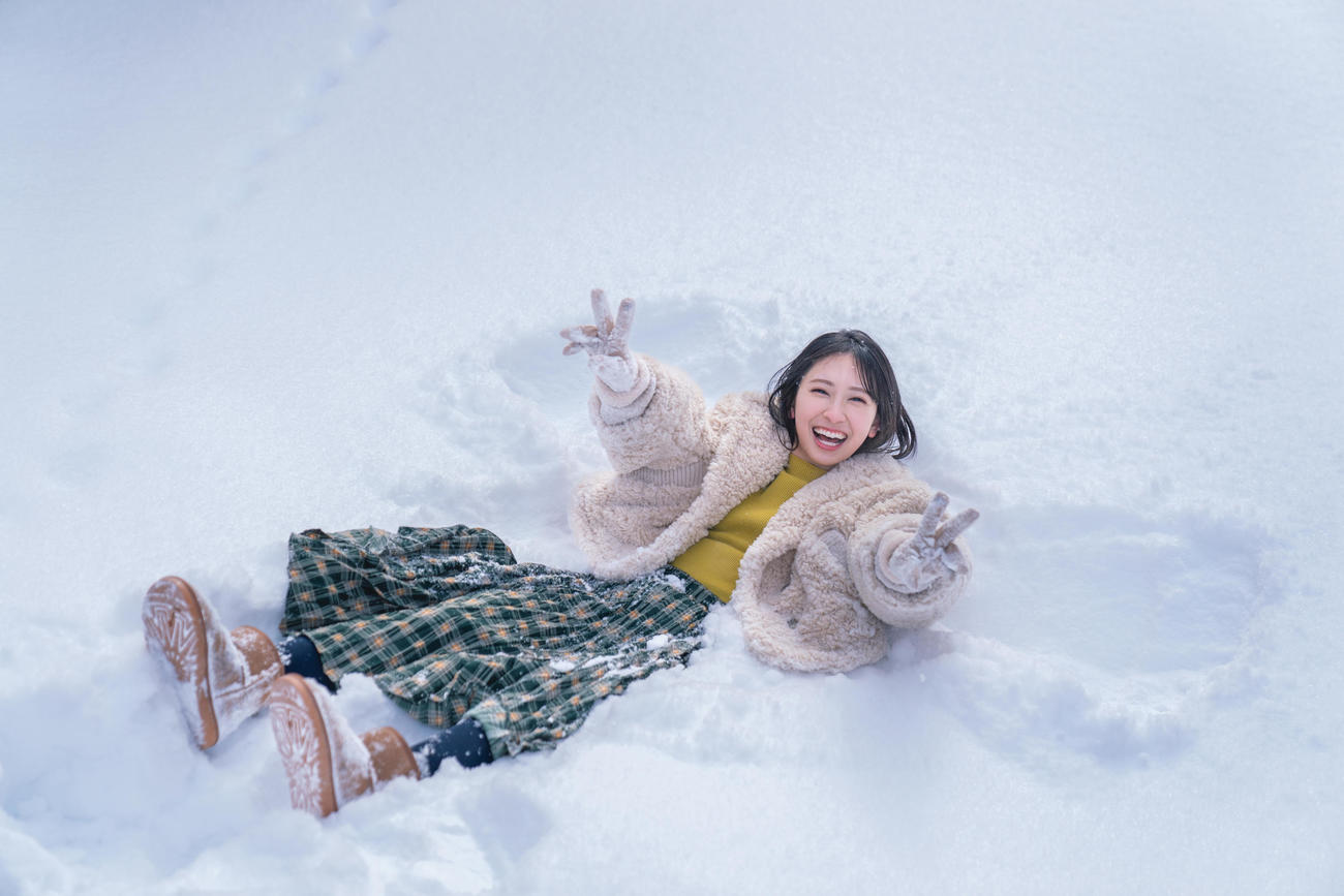 日向坂46金村美玖ファースト写真集の先行カット。北海道・美瑛でふわふわの雪にダイブ（撮影・佐藤佑一）